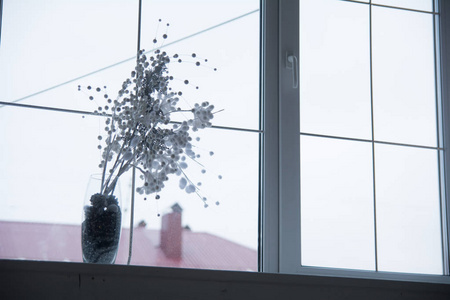 窗台上插花花瓶