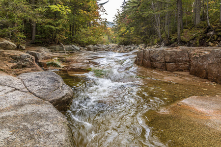 Pemigewasset 河在风景秀丽的白色山脉流经