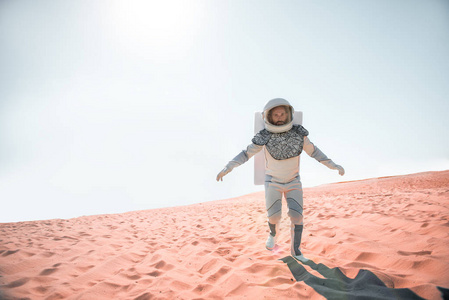宇航员行走思想空虚的沙漠图片