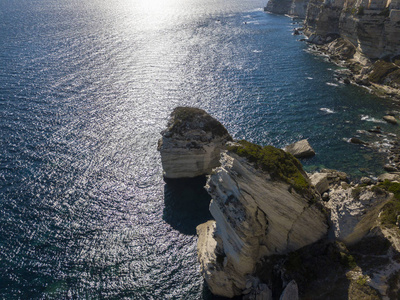 白色石灰岩悬崖, 悬崖上的鸟瞰图。博尼法西奥.科西嘉, 法国。博尼法西奥从撒丁岛分离科西嘉海峡