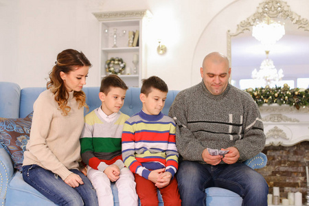 家庭，父亲和丈夫的头分布家庭预算的赌注