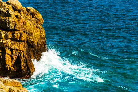 高崖海, 夏季海背景, 许多飞溅