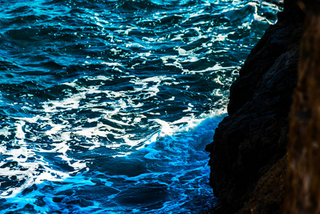 高崖海, 夏季海背景, 许多飞溅