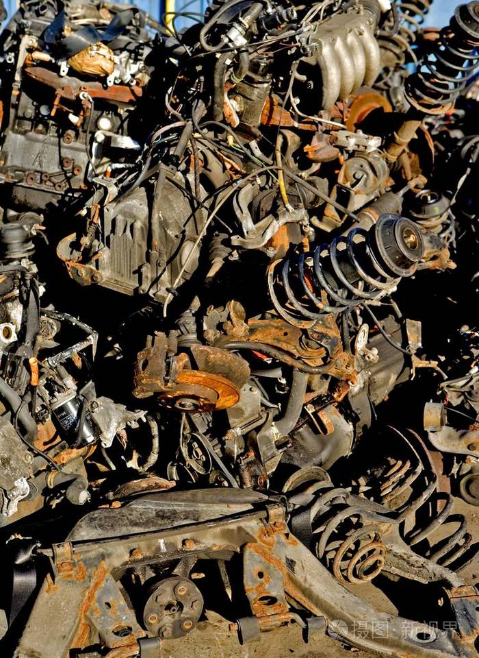 废品场的汽车零件