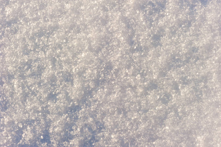 自然背景在太阳的表面覆盖着雪的拉