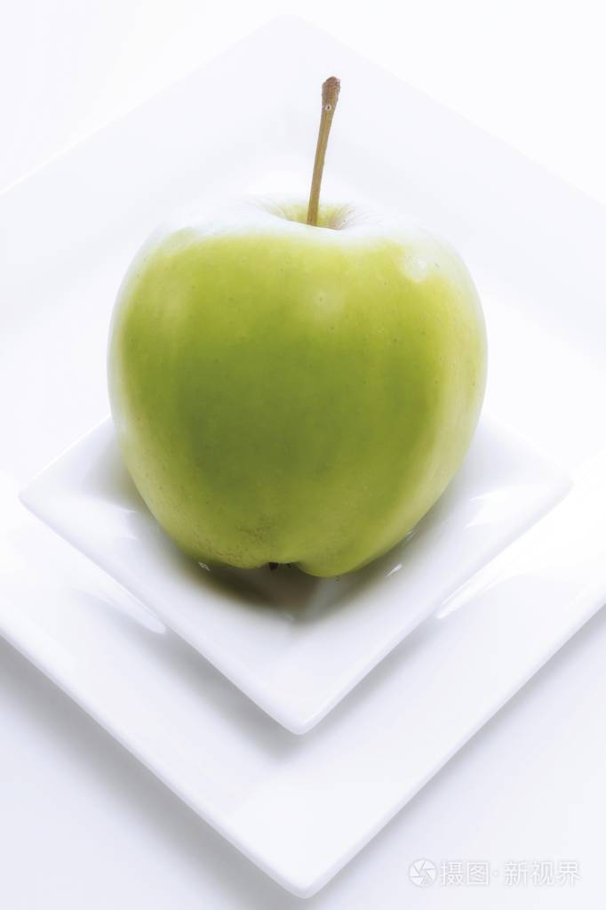 小盘子里的绿色苹果