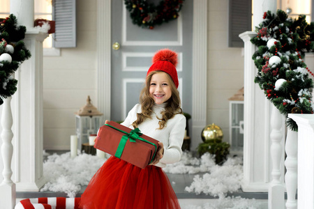 快乐的小女孩拿着很多的礼物盒子。寒假, 圣诞节和人概念