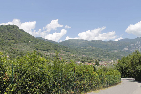 意大利北部丘陵之间的乡村道路图片