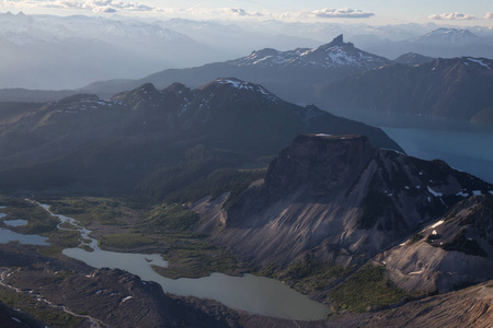 在一个充满活力的晴天，从飞机上俯瞰美丽的加拿大山区景观。 在加拿大温哥华以北。