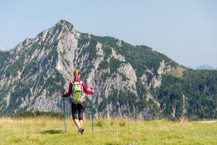 年轻女子在山中徒步旅行