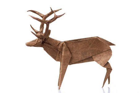 白色折纸驯鹿设计照片