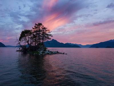 鸟瞰FurryCreek俯瞰HoweSound，温哥华北部，不列颠哥伦比亚省，加拿大。拍摄于一个多云的夏季日落。