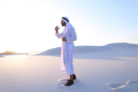 新鲜度的穆斯林男子在气候干燥的 s 中的呼吸