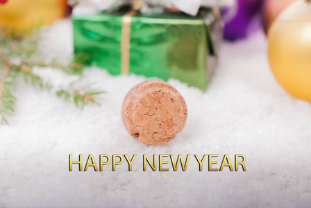 新年的背景。在圣诞装饰品的背景下, 雪中的香槟酒中的软木