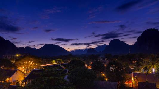 观点和美丽的夜景风景在万荣, 老挝