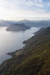 鸟瞰豪音狮子湾北岸山脉和海到天空公路。在加拿大不列颠哥伦比亚省温哥华北部拍摄。