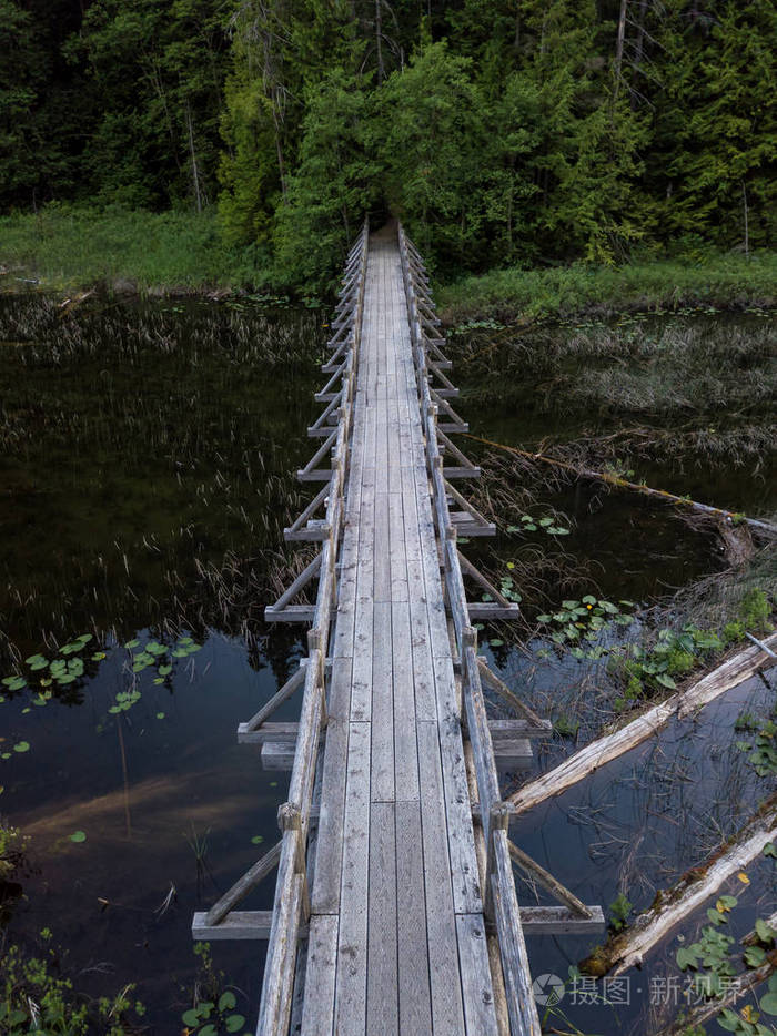 窄窄的木桥图片图片