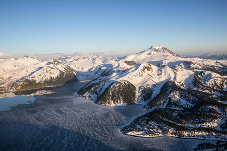 加里巴底山和湖的空中景观在寒冷的冬天后的夏天仍然冻结。在加拿大不列颠哥伦比亚省温哥华以北的斯夸米什和惠斯勒附近拍摄。