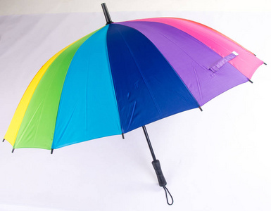 在背景上的雨伞照片