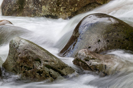 在柔软的岩石周围流动的水