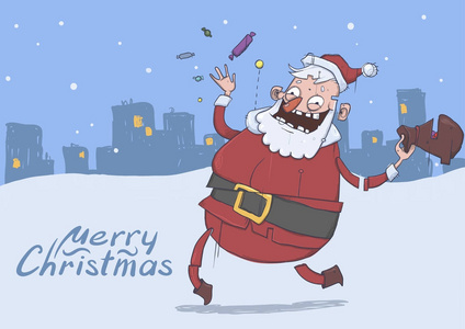圣诞贺卡带着滑稽的微笑的圣诞老人。圣诞老人带来礼物和投掷糖果在下雪的晚上城市背景。水平矢量插图。卡通人物与刻字。复制空间