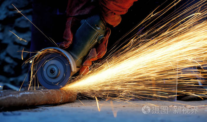 磨床工人切割金属