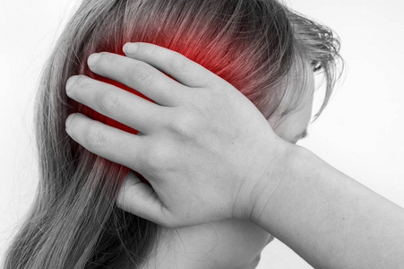 耳朵痛.耳痛的概念.悲伤的哭泣的人头痛或疼痛的灰色背景.