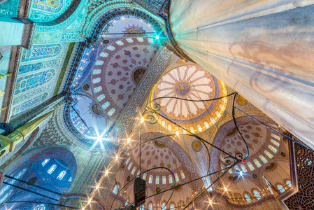土耳其伊斯坦布尔蓝色清真寺室内装饰景观与艺术品