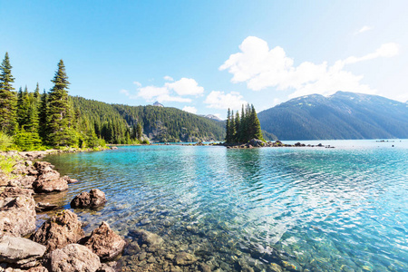 徒步旅行到绿松石水域，风景如画的加里波迪湖附近惠斯勒加拿大。 不列颠哥伦比亚省非常受欢迎的徒步旅行目的地。