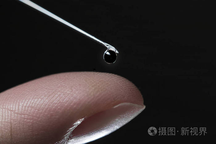 注射器和手指针滴点滴滴