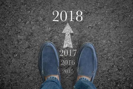 人脚在沥青路以开始新年2018概念