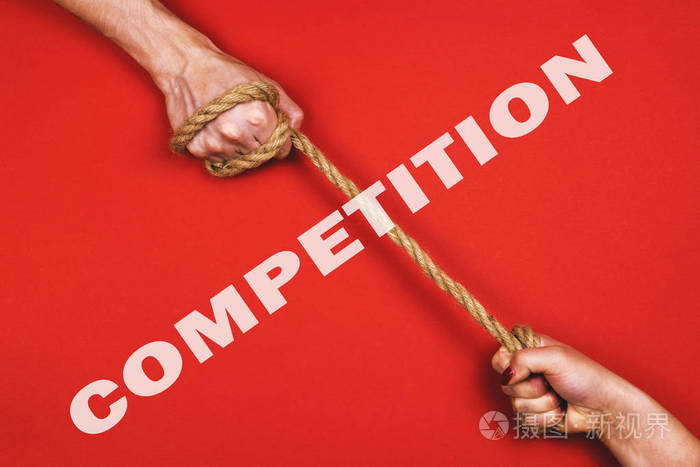 一个男人和一个女人拉绳子竞争概念与投票权