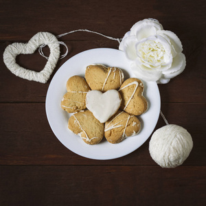 饼干以红心的形式, 玫瑰和心手工制作。平拉