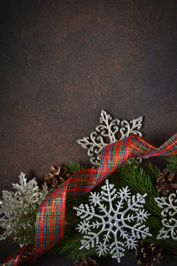 圣诞树和装饰的雪花, 铃铛, 丝带