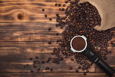 木制背景上的新鲜棕色咖啡豆。