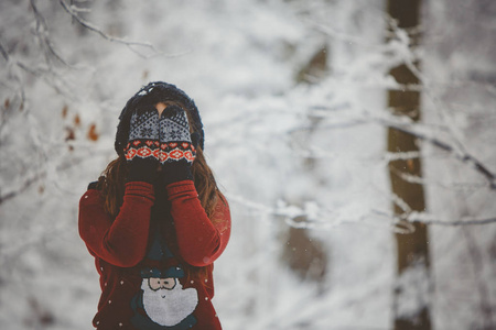 户外享受雪的年轻妇女