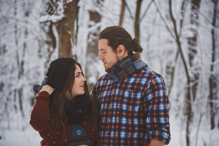 幸福的情侣在冬季森林