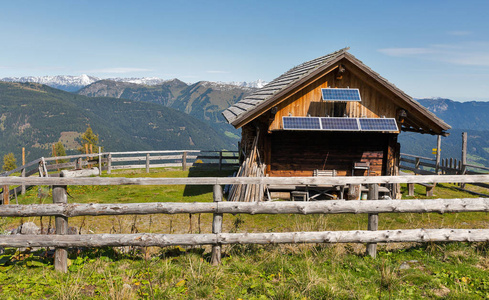 木牧羊人小屋与高山风景在奥地利