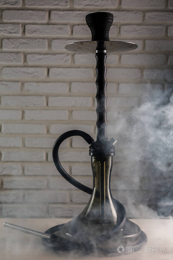 白木桌上的水烟照片-正版商用图片103rvh-摄图新视界