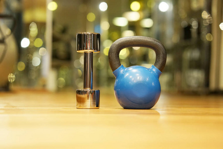 五彩壶铃在健身房照片