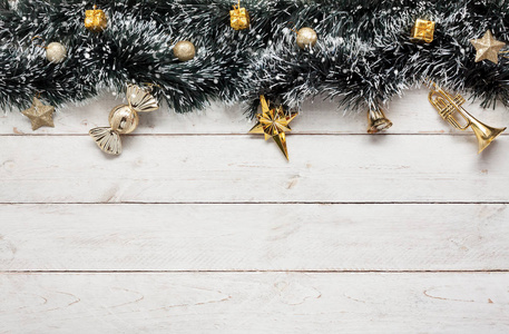 配件的顶上的看法快活的圣诞节和愉快的新年背景概念。黄金装饰冬季与冷杉树顶部的老式垃圾白色木制的家庭办公办公桌与复制空间