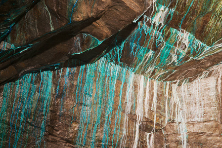 氧化铜矿的地下墙上的抽象肌理铜矿在挪威勒罗斯