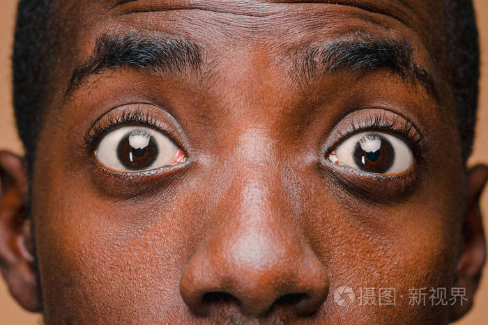 英俊年轻的肖像惊讶黑人非洲男子