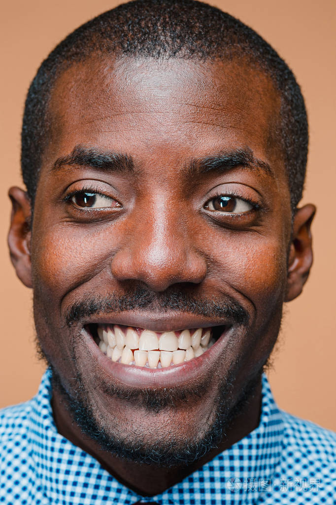一个非常快乐的美国黑人男子的肖像