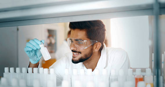 男性学化学的学生在实验室工作