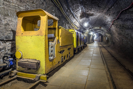 矿井黄客运地下列车照片