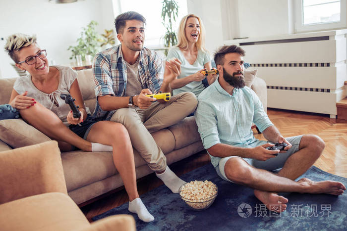 美丽的情侣在游戏机上玩游戏