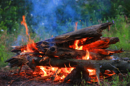 在草原上的篝火图片