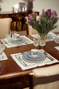 在厨房里用桌布摆在桌子上的蓝色餐具