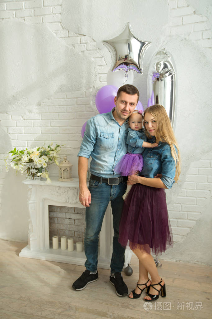 漂亮的现代家庭牛仔服装